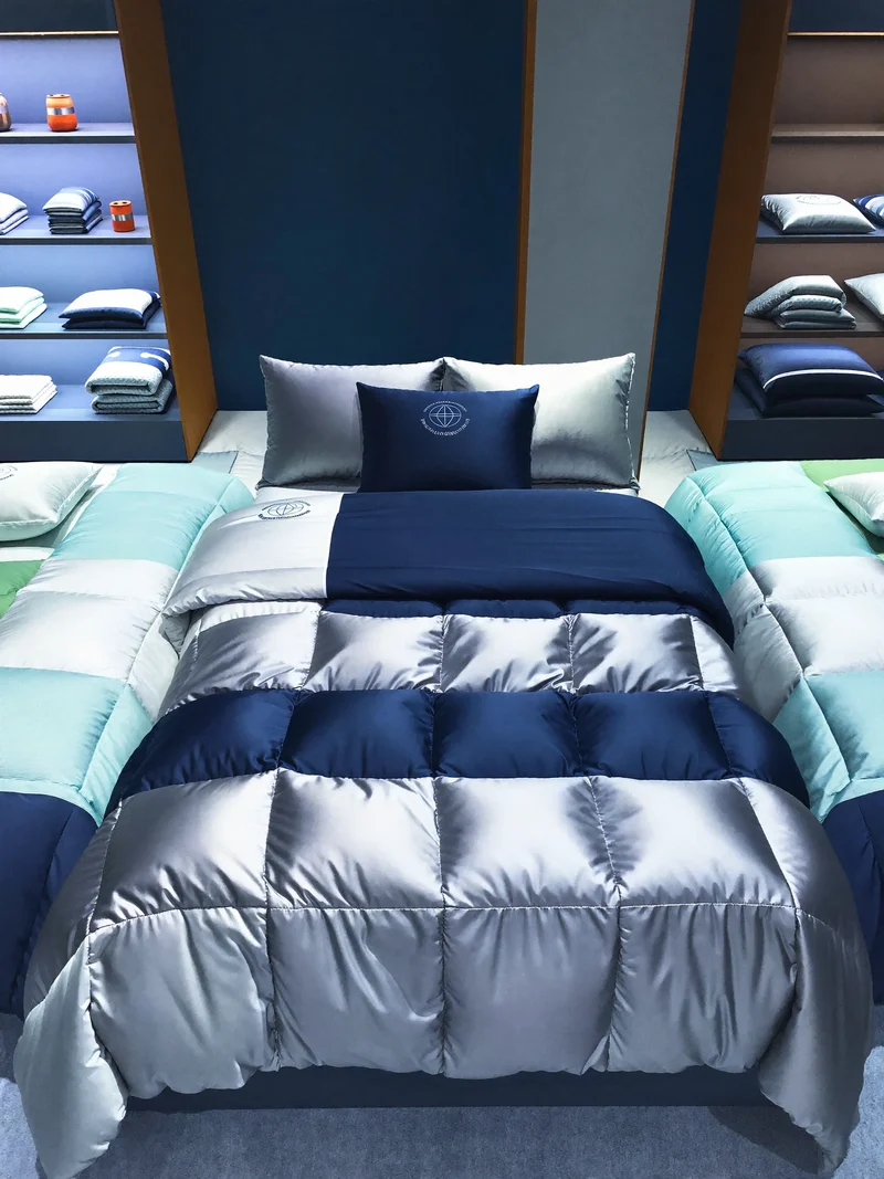 Étude illustrée d'une parure percale cobalt fraîche, concept fictif.